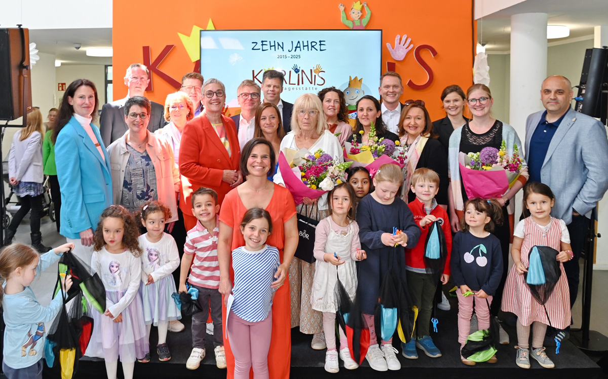 Eindrücke von der Jubiläumsfeier 10 Jahre Kita Karlinis: Gruppenbild Bühne