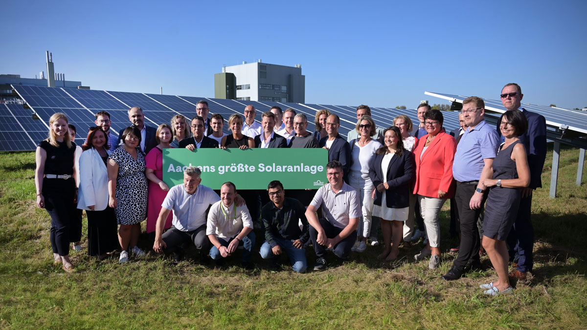 Gruppenbild mit externen Gästen aus Politik und Wirtschaft vor dem neuen Solarpark