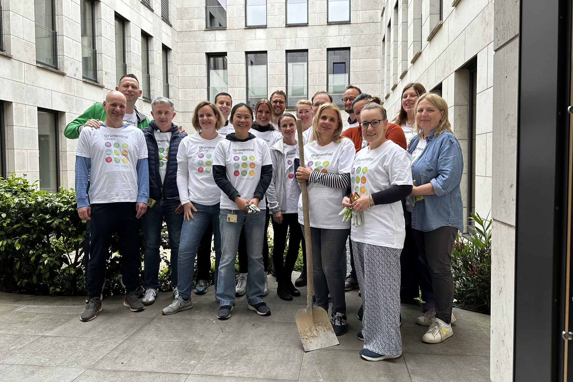 Gruppenbild Grünenthal Mitarbeiter der deutschen Vertriebseinheit- Grünenthal Gives Day Stolberg 2024