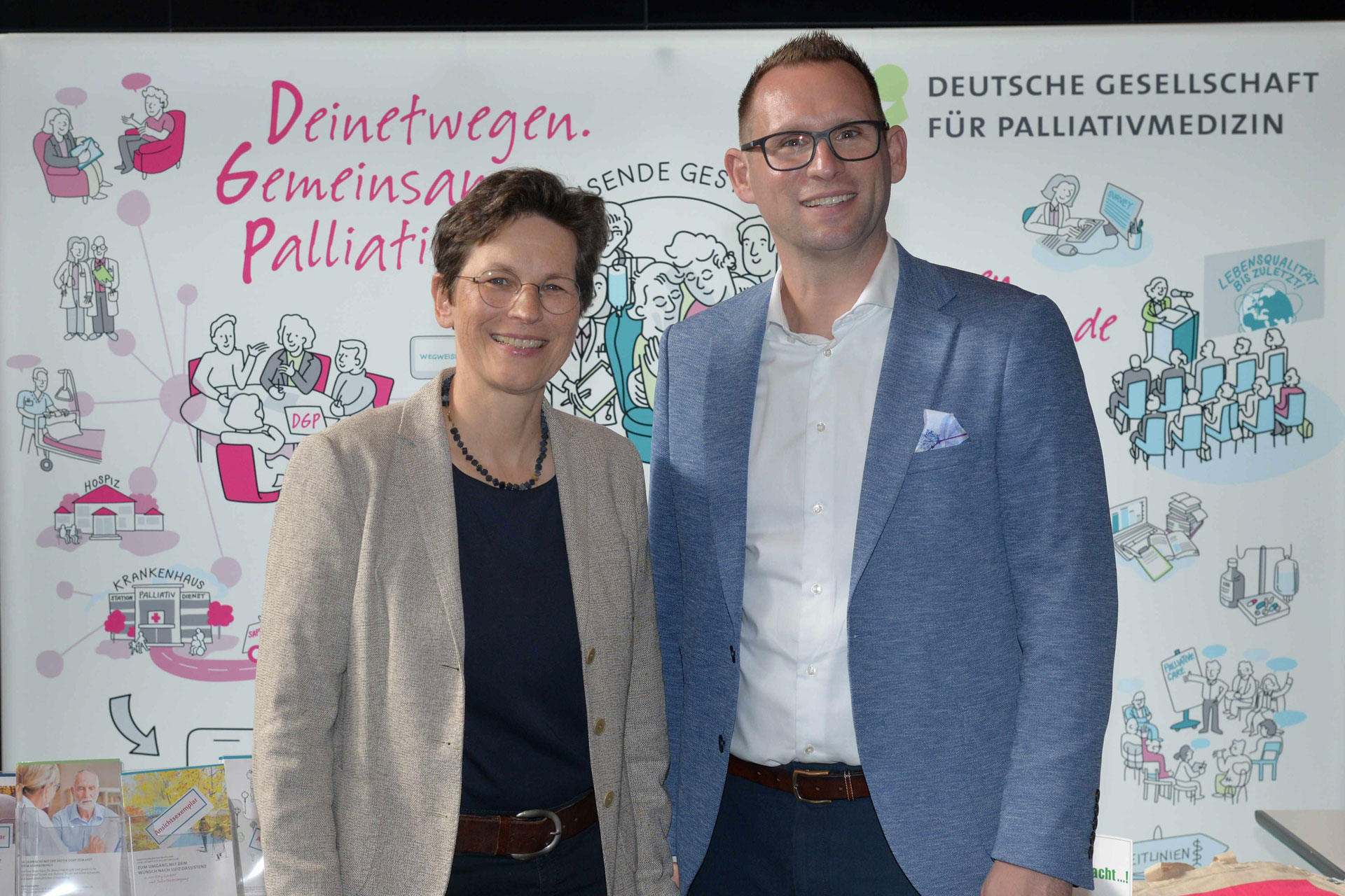 Grünenthals Deutschland-Geschäftsführer Robert Sunjic gratuliert Präsidentin Prof. Dr. Claudia Bausewein zum 30-jährigen Jubiläum der DGP.
