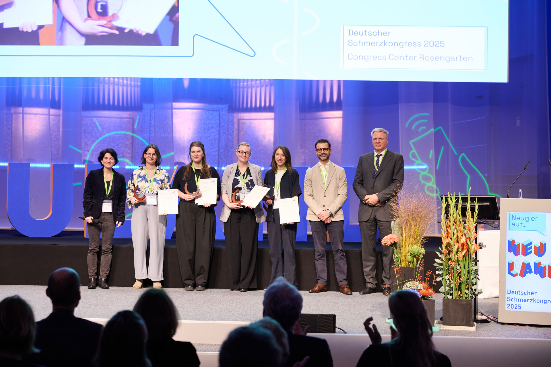 v.l.n.r.: Prof. Dr. med. Nurcan Üçeyler MHBA, Dr. med. Livia Asan, Camilla Kapitza, MSc PT, Dr. med. Nathalie Malewicz-Oeck, Dr. med. Jana Luisa Aulenkamp, Alberto Aimola, Univ.-Prof. Dr. med. Michael Schäfer