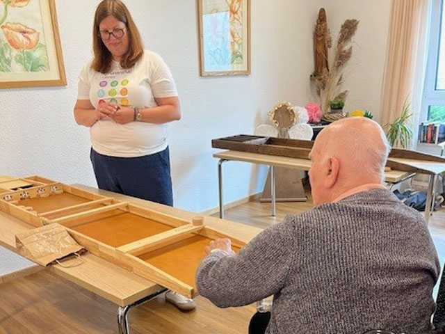 Grünenthal Gives Day Samaritanerheim Stolberg: Einsatz am Shuffle-Board