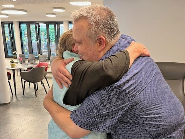 Grünenthal Gives Day Samaritanerheim Stolberg: Das gute Resultat am Glücksrad wird gefeiert