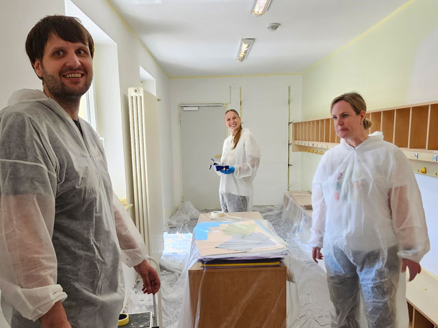 Grünenthal Gives Day KITA Mühlenzwerge Stolberg: Alles abgeklebt. Die Malerarbeiten des Grünenthal Gives Day Teams in der Kita können starten