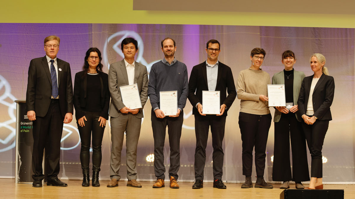 Preisträger/-innen des Anerkennungs- und Förderpreis 2023 für ambulante Palliativversorgung v.l.n.r.: Prof. Dr. Hans-Georg Schaible, Prof. Dr. Esther Pogatzki-Zahn, Dr. Zheng Gan, Dr. Martin Löffler, Felix Bott, Dr. Julia Forstenpointner, Dr. Manon Sendel, Myriam Heine © Sabine Kress