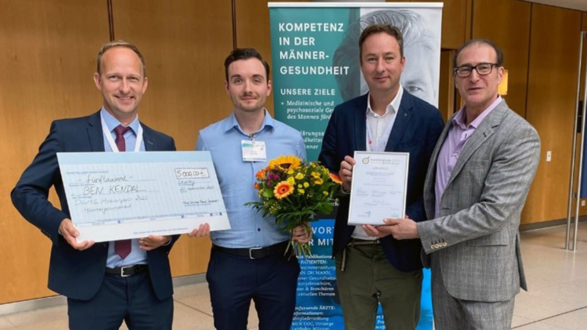 Verleihung Medienpreis Männergesundheit 2023 v.l.n.r.: Dr. Sebastian Landschulze, Grünenthal; Preisträger Ben Kendal; Prof. Dr. Tibor Szarvas, DGMG-Vorstandsmitglied; Prof. Dr. Frank Sommer, Jurymitglied und DGMG-Präsident ©: Deutsche Gesellschaft für Mann und Gesundheit e.V. (DGMG)