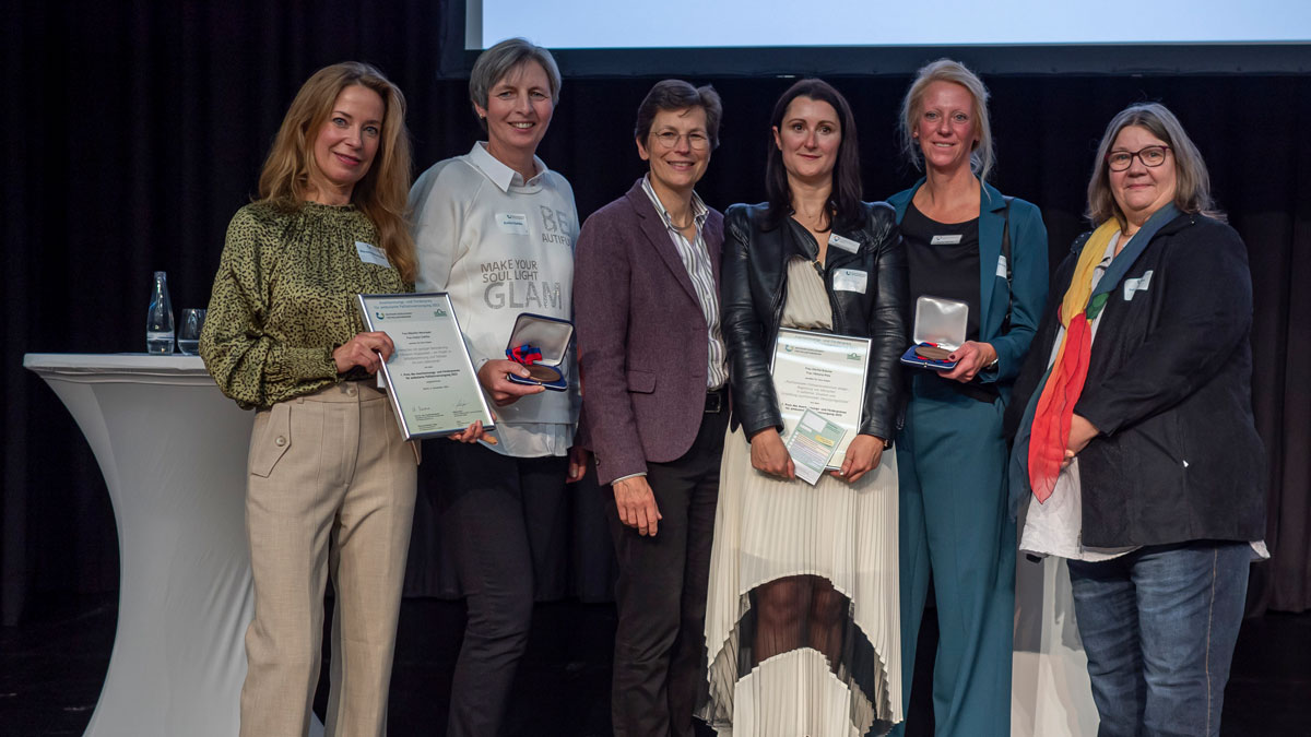 Mareike Neumayer, Evelyn Dahlke (beide: 1. Platz), DGP-Präsidentin Prof. Dr. Claudia Bausewein, Dipl. Psych. Viktoria Preis, Dörthe Bräuner (beide: 2. Platz) und Jurymitglied/DGP-Vorstandsmitglied Katja Goudinoudis. ©: Maha Vollmer.