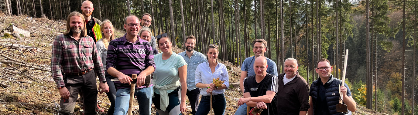 Grünenthal Deutschland sponsert 4000 neue Bäume für den Wald bei Schleiden – und packt bei der Pflanzung selbst mit an!