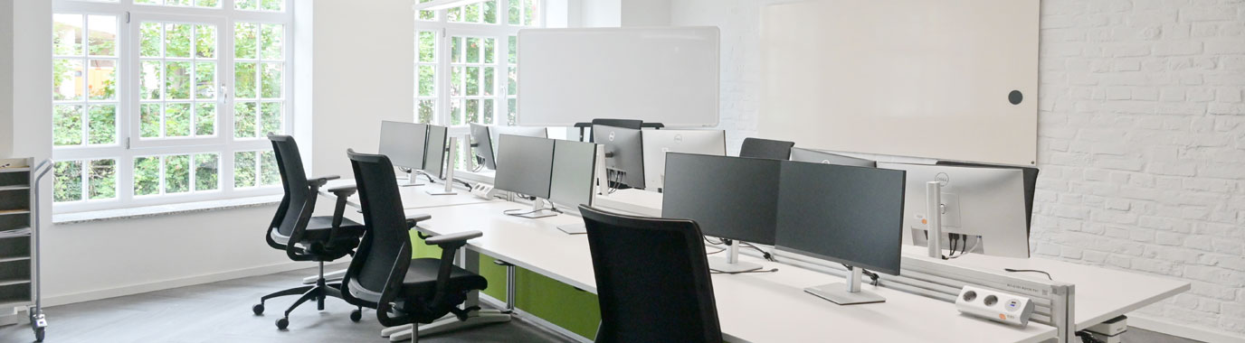 Grünenthal Arbeitsplätze mit höhenverstellbaren Schreibtischen und ergonomischen Bürostühlen