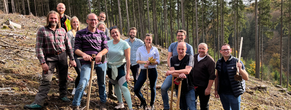Grünenthal Deutschland sponsert 4000 neue Bäume für den Wald bei Schleiden – und packt bei der Pflanzung selbst mit an!
