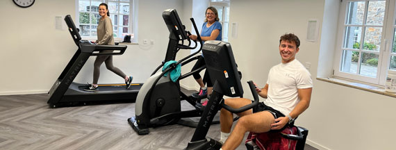 Grünenthal Kolleg*innen im Fitnessraum für den Fit4Good Day