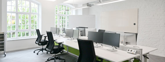 Grünenthal Arbeitsplätze mit höhenverstellbaren Schreibtischen und ergonomischen Bürostühlen