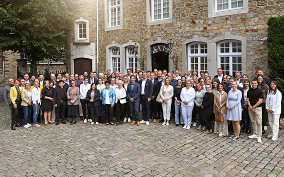 2023 Wiedereinzug in den Kupferhof Grünenthal - Grünenthal Mitarbeiter im historischen Innenhof